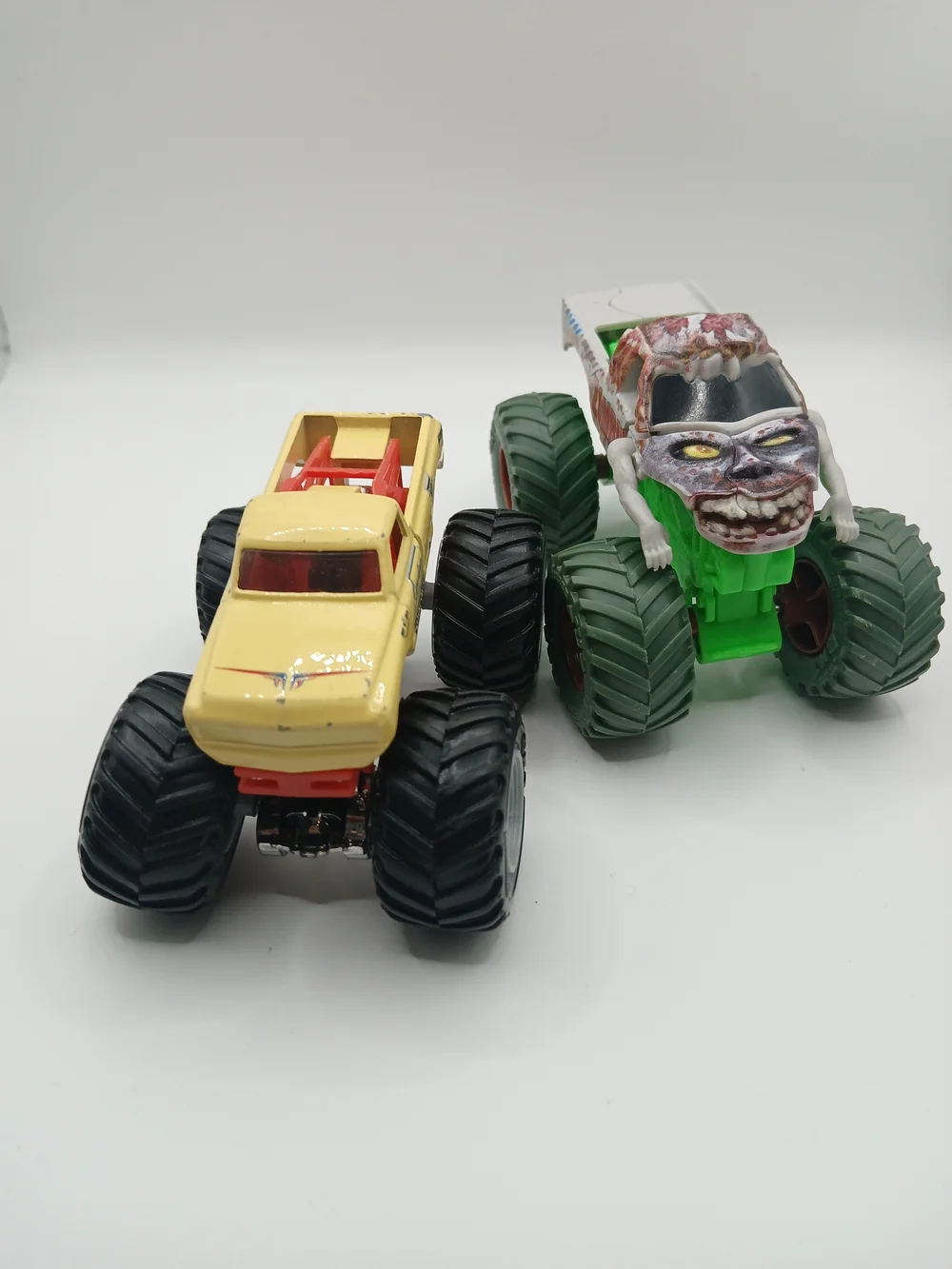 Hot Wheels Monster Jam Trucks Carolina‎ Crusher & Zombie Green 1:64 Scale